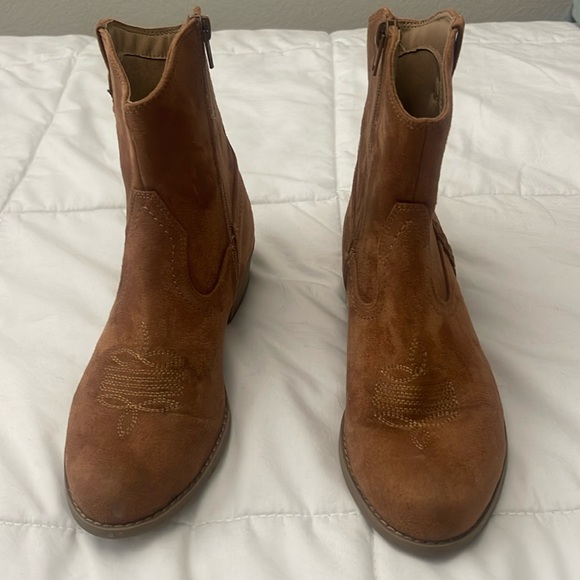 Big girls western boot for school, dresses, jeans. Suede, worn once - Picture 3 of 5